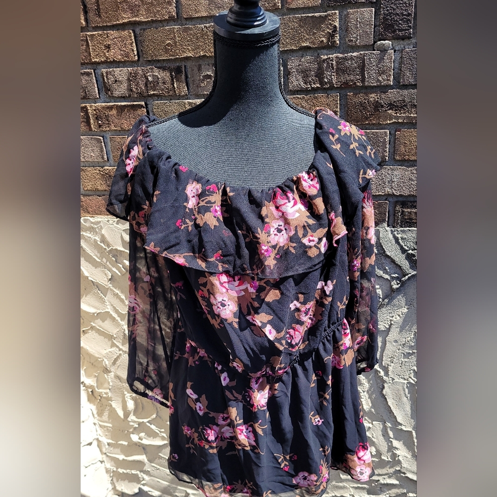 Lane Bryant Women's Plus size off the Shoulder Top. Blouse.  Size 16 . New.